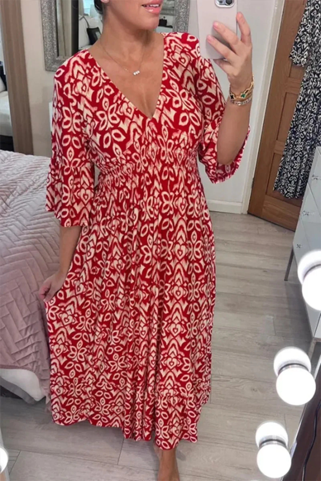 Vestido estampado con escote en pico y manga ancha